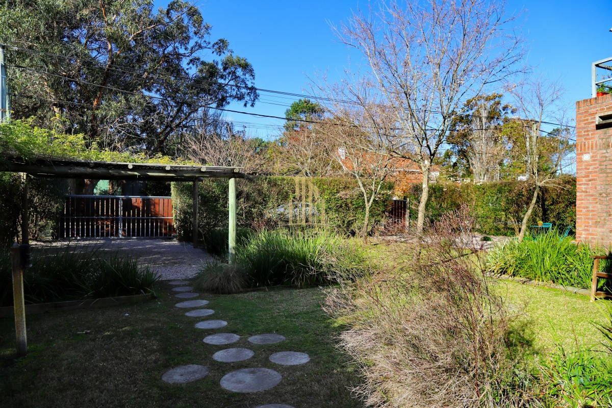 Casa ID.54 - En venta casa 4 dormitorios, con piscina climatizada en Pinares, Punta del Este