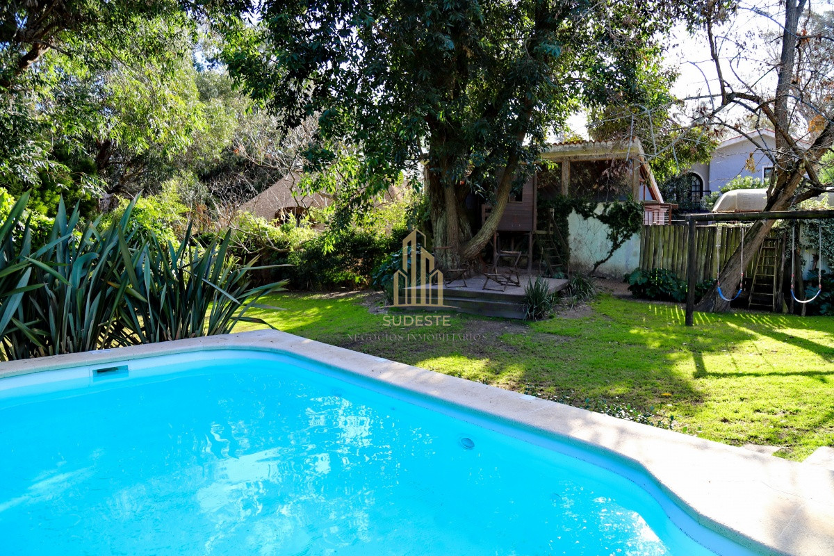 Casa ID.54 - En venta casa 4 dormitorios, con piscina climatizada en Pinares, Punta del Este