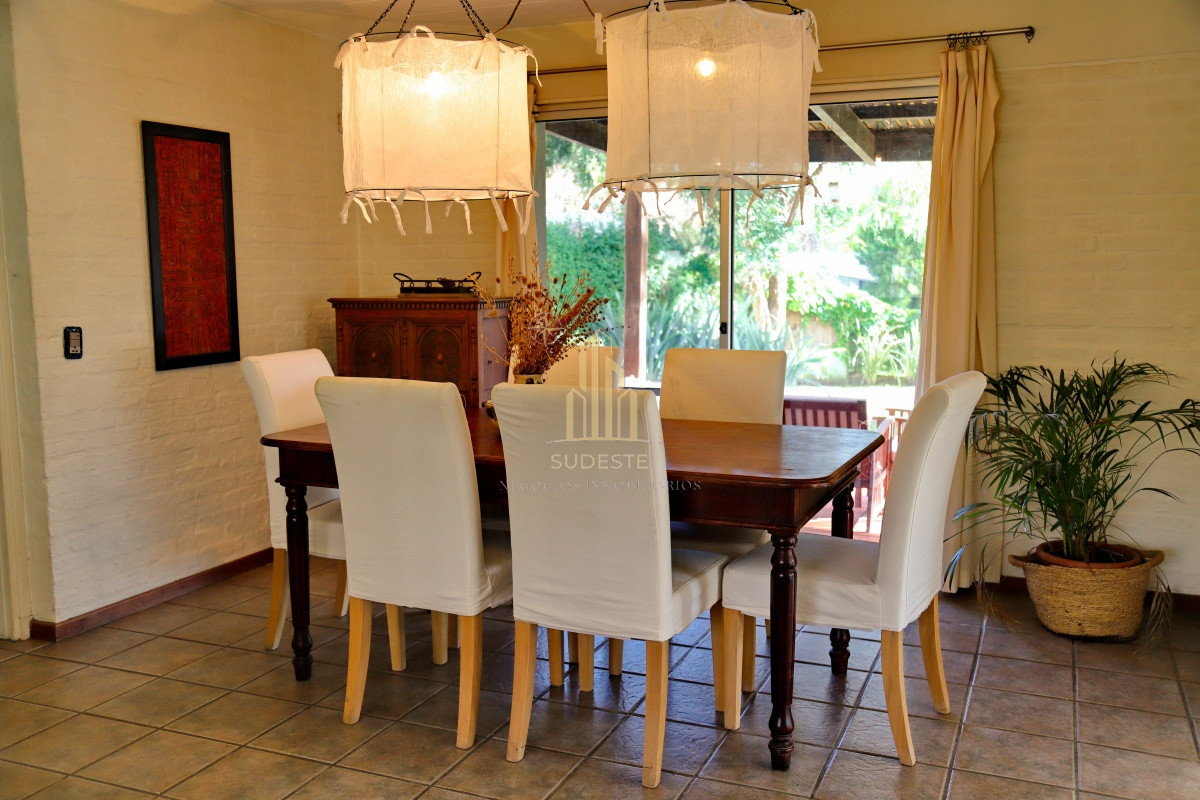 Casa ID.54 - En venta casa 4 dormitorios, con piscina climatizada en Pinares, Punta del Este