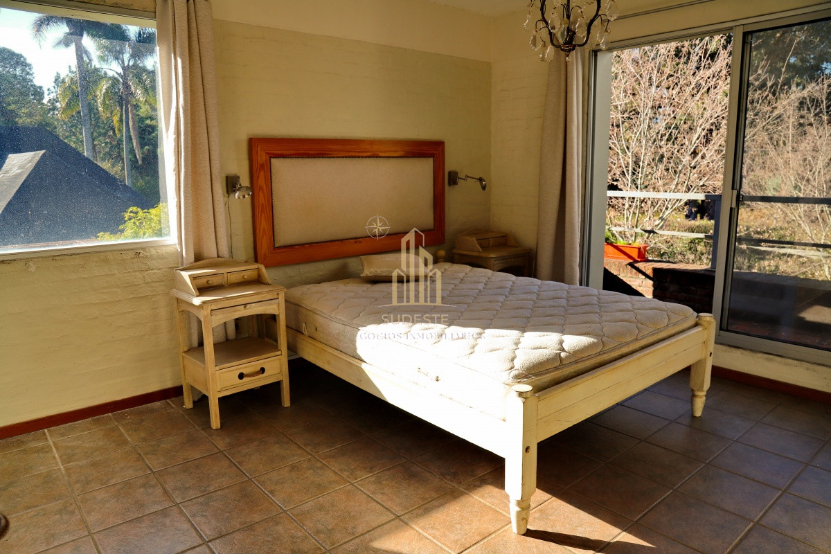 Casa ID.54 - En venta casa 4 dormitorios, con piscina climatizada en Pinares, Punta del Este