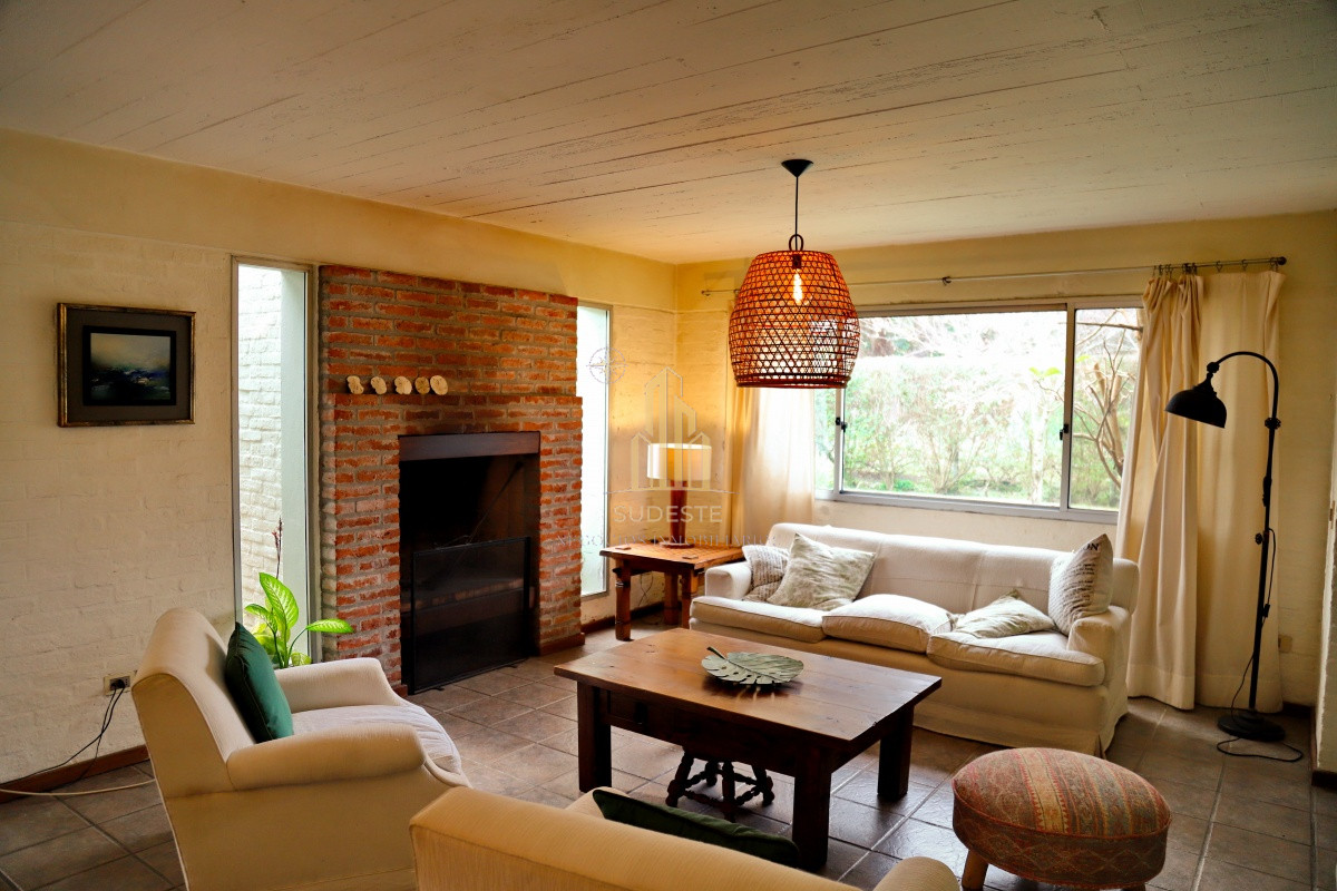 Casa ID.54 - En venta casa 4 dormitorios, con piscina climatizada en Pinares, Punta del Este