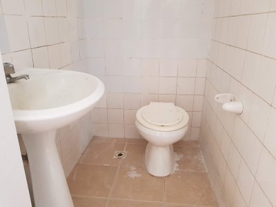 en venta local a la calle con baño en peninsula, punta del este. - zen6641l