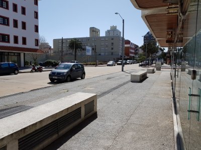 en venta local a la calle con baño en peninsula, punta del este. - zen6641l