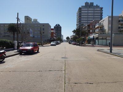 en venta local a la calle con baño en peninsula, punta del este. - zen6641l