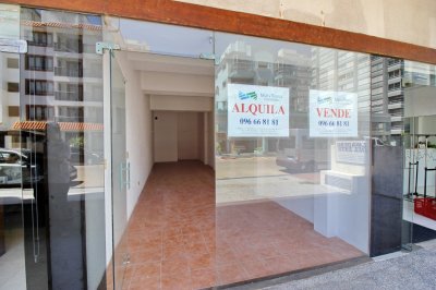 en venta local a la calle con baño en peninsula, punta del este. - zen6641l