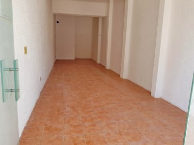 en venta local a la calle con baño en peninsula, punta del este. - zen6641l