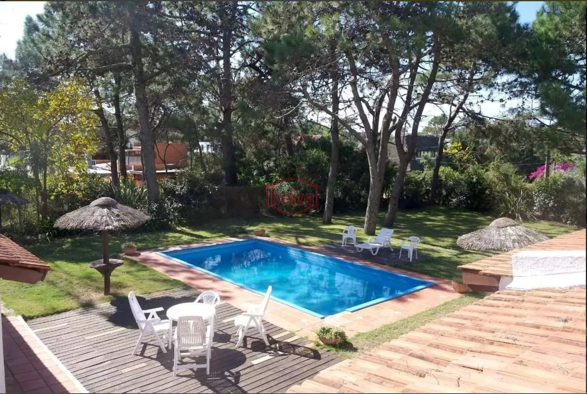 Casa ID.165872/Excelente-casa-moderna-en-Tio-tom,-pegada-al-mar - Casa de 4 dormitorios con piscina en alquiler en Brava, Punta del Este.