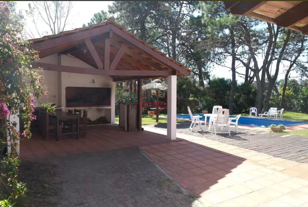 Casa ID.165872/Excelente-casa-moderna-en-Tio-tom,-pegada-al-mar - Casa de 4 dormitorios con piscina en alquiler en Brava, Punta del Este.