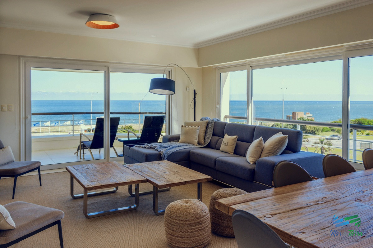 VENTA de Pent Huse sobre playa Mansa de 4 suites con todos los servicios