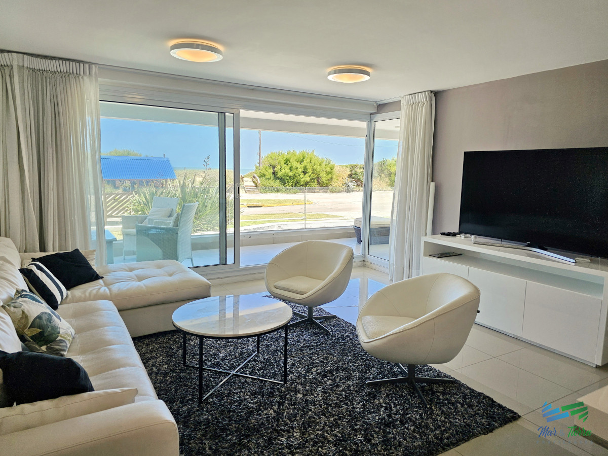 Venta de apartamento en primera línea sobre playa mansa de 3 suites más dependencia de servicio con baño en playa mansa Punta del este 