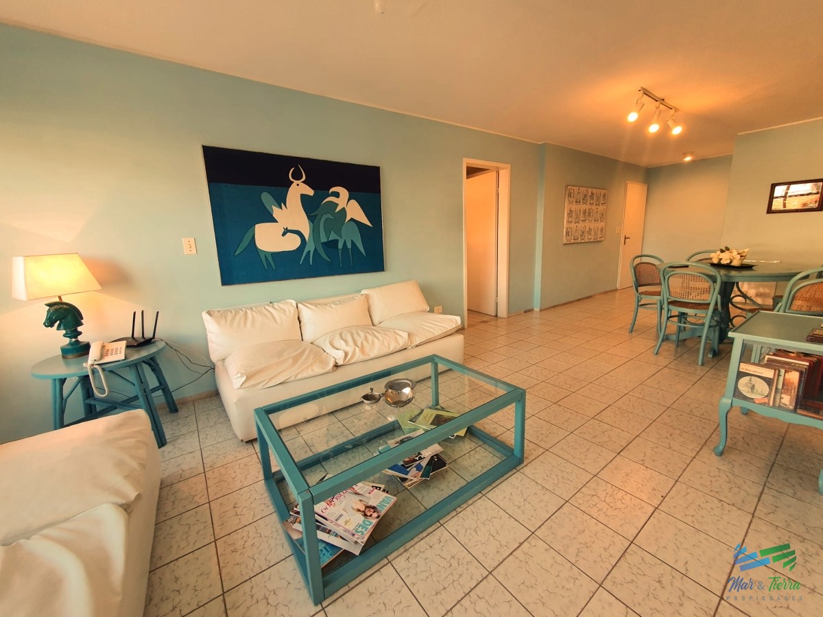 Vendo apartamento 2 dormitorios con piscina y servicios en Península, Punta del Este