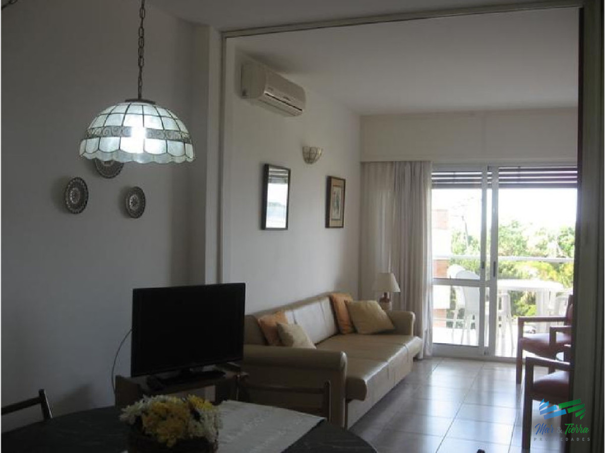 Apartamento en alquiler en Punta del Este, frente a playa mansa.