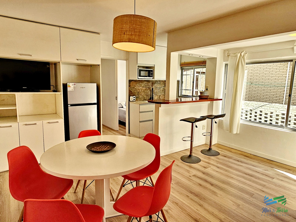 En venta apartamento reciclado, 1 dormitorio y medio con cochera en Peninsula, Punta del Este.
