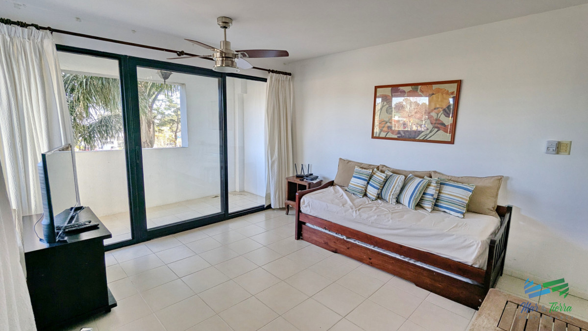 Apartamento ID.2326 - Venta de apartamento 1 dormitorio esquinero con balcon y cochera sobre Roosevelt