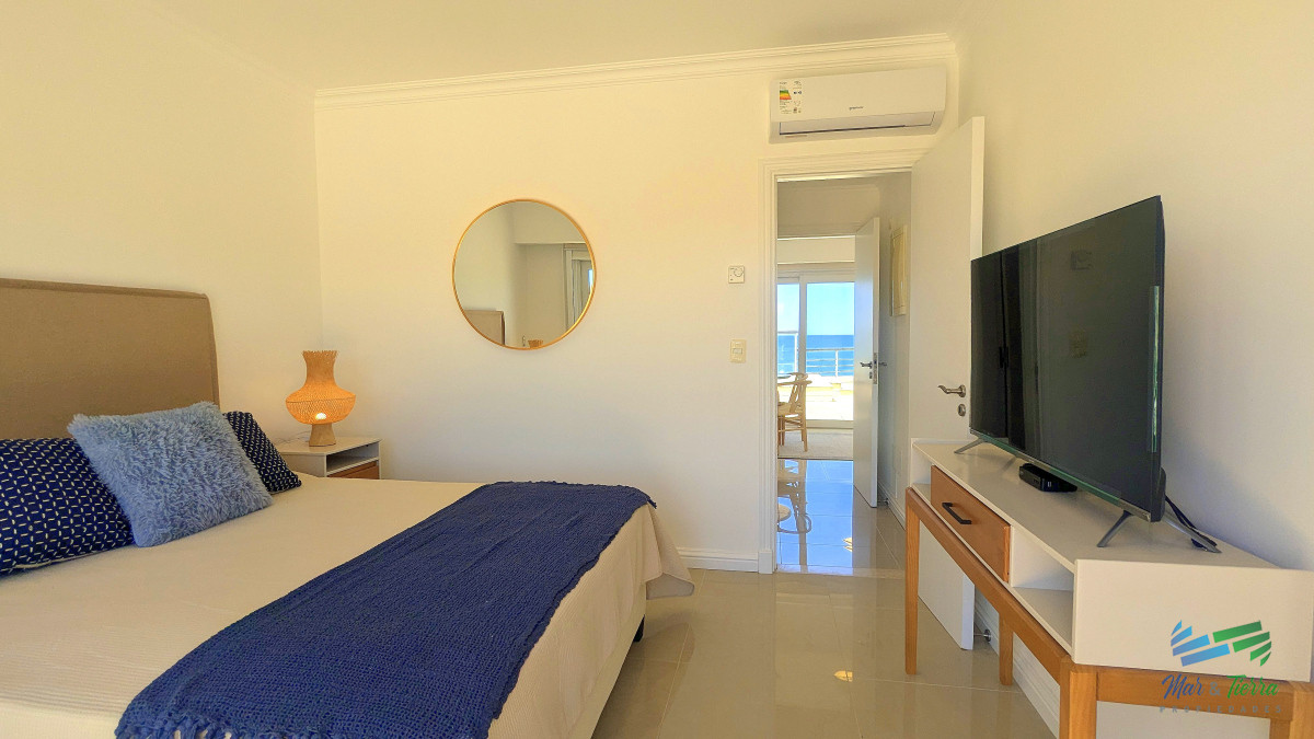 Apartamento ID.4955 - Venta de apartamento Petnhouse 3 dormitorios 3 baños frente al mar, playa MansaPunta del Este 