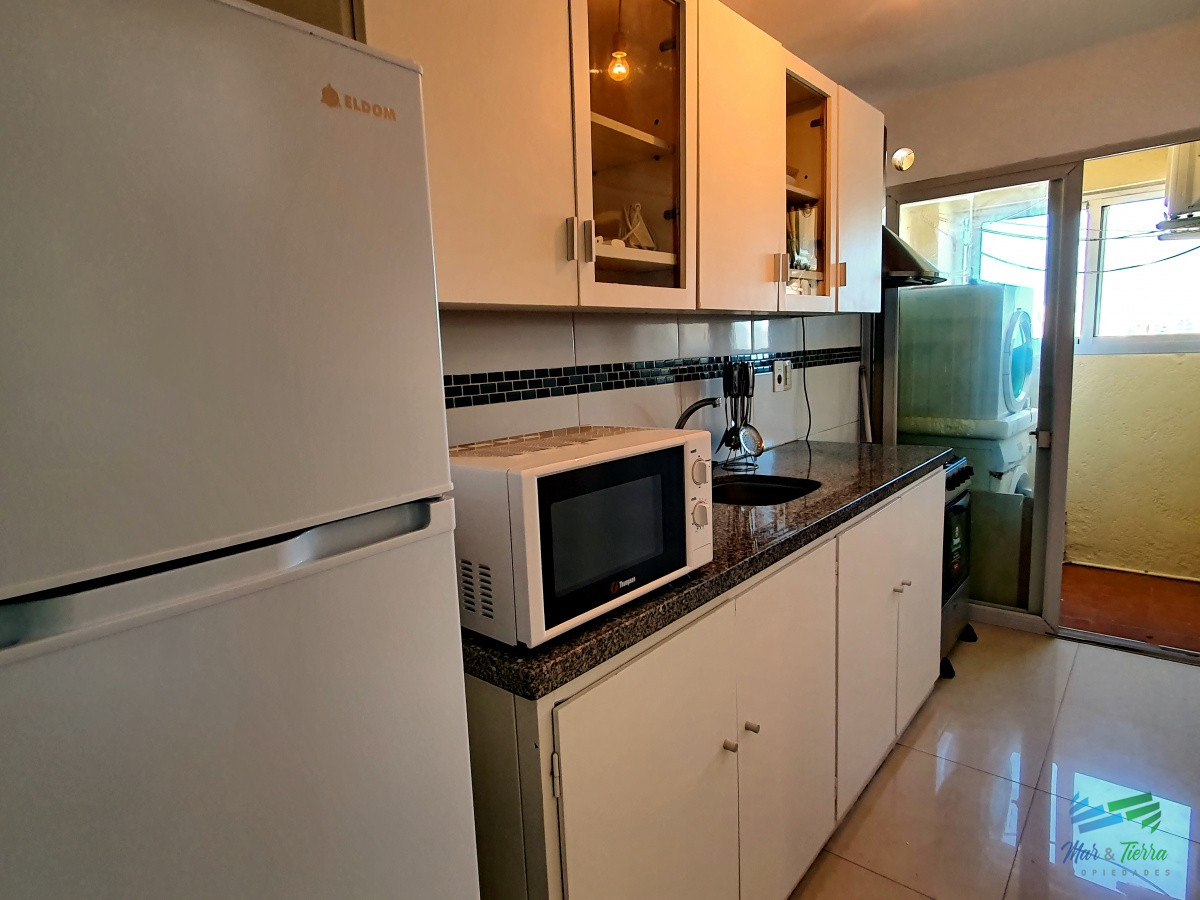 Apartamento ID.2512 - En alquiler y venta..  apartamento reciclado de 3 dormitorios en el centro de Maldonado, piso alto.