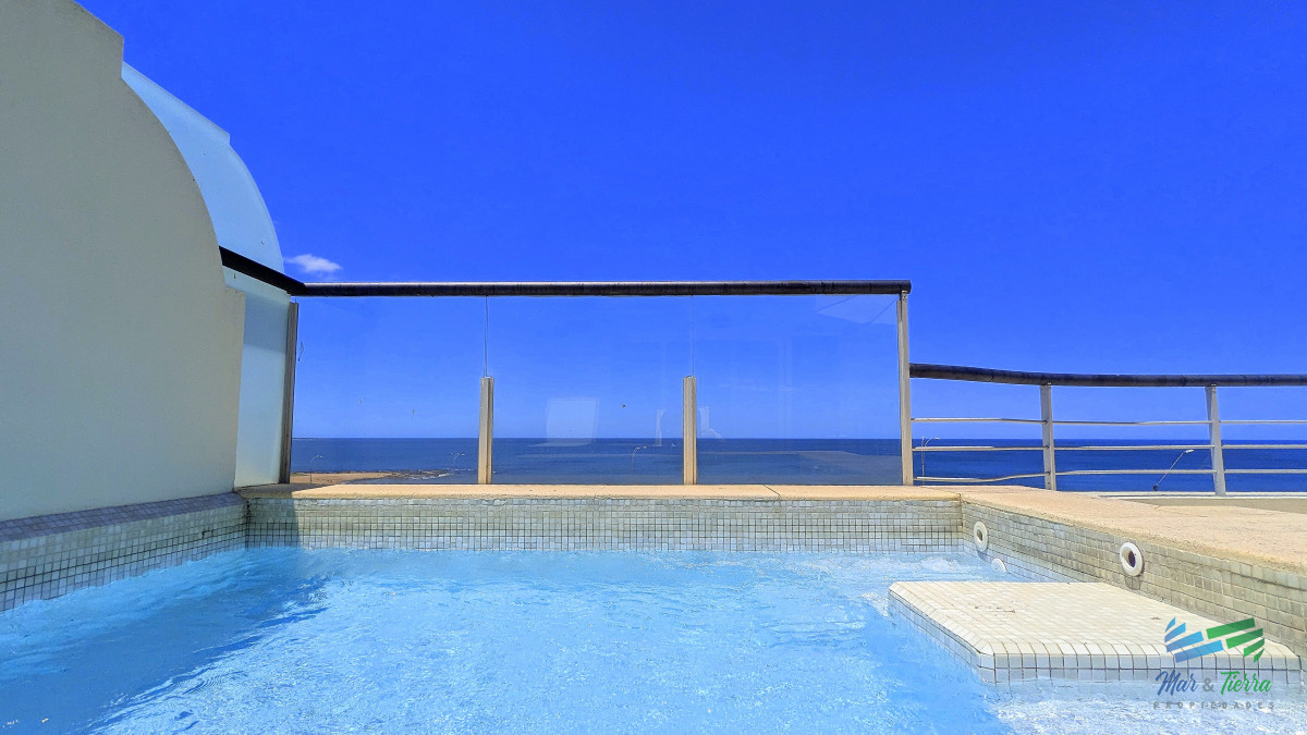 Apartamento ID.4955 - Venta de apartamento Petnhouse 3 dormitorios 3 baños frente al mar, playa MansaPunta del Este 