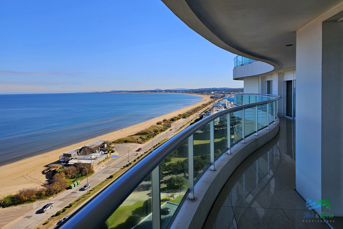 Apartamento ID.3664 - Alquilo apartamento 3 dormitorios frente al mar con servicios, Playa Mansa, Punta del Este