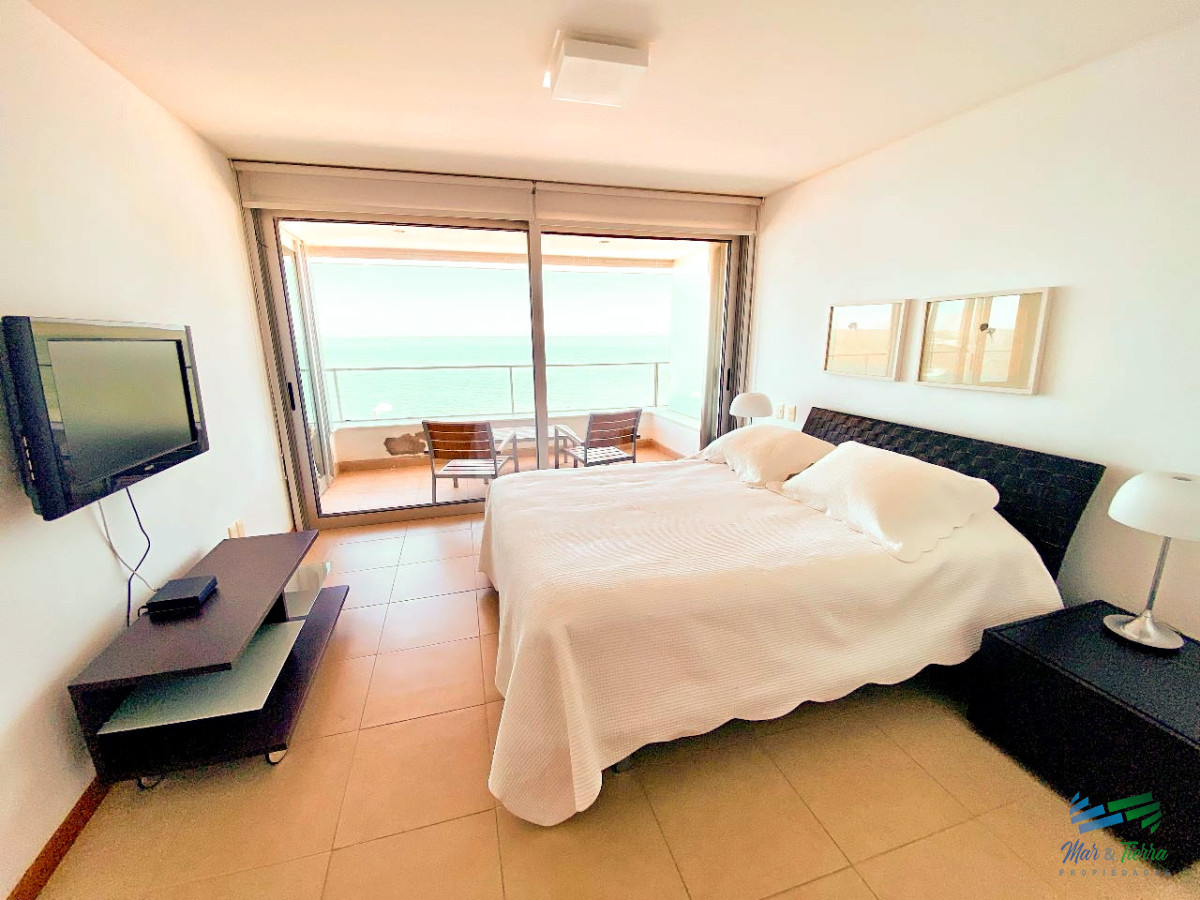 Apartamento ID.4526 - APARTAMENTO CON VISTA, DISPONIBLE TEMPORADA 2026, 3 DORMITORIOS EN SUITE, PENÍNSULA, PUNTA DEL ESTE.