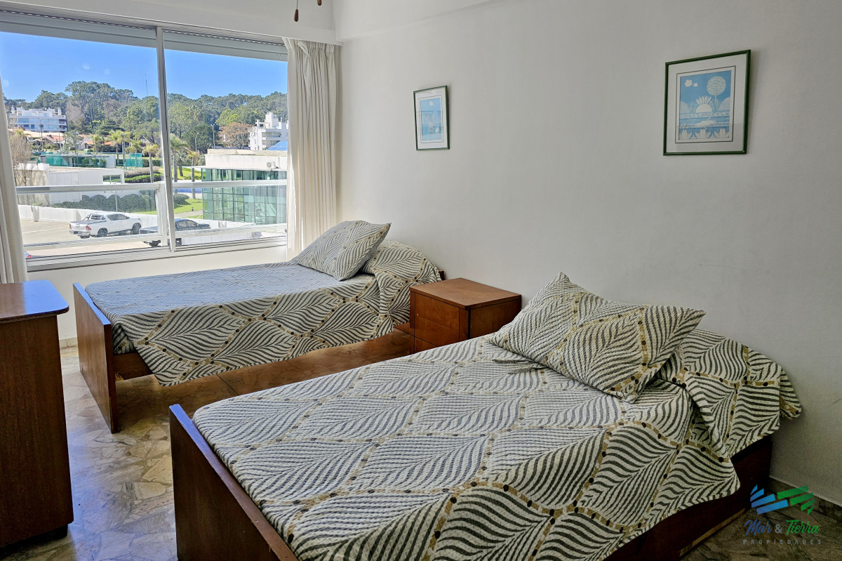 Apartamento ID.142 - Vendo apartamento 2,5 dormitorios en playa mansa, complejo Lincoln Center, Punta del Este.
