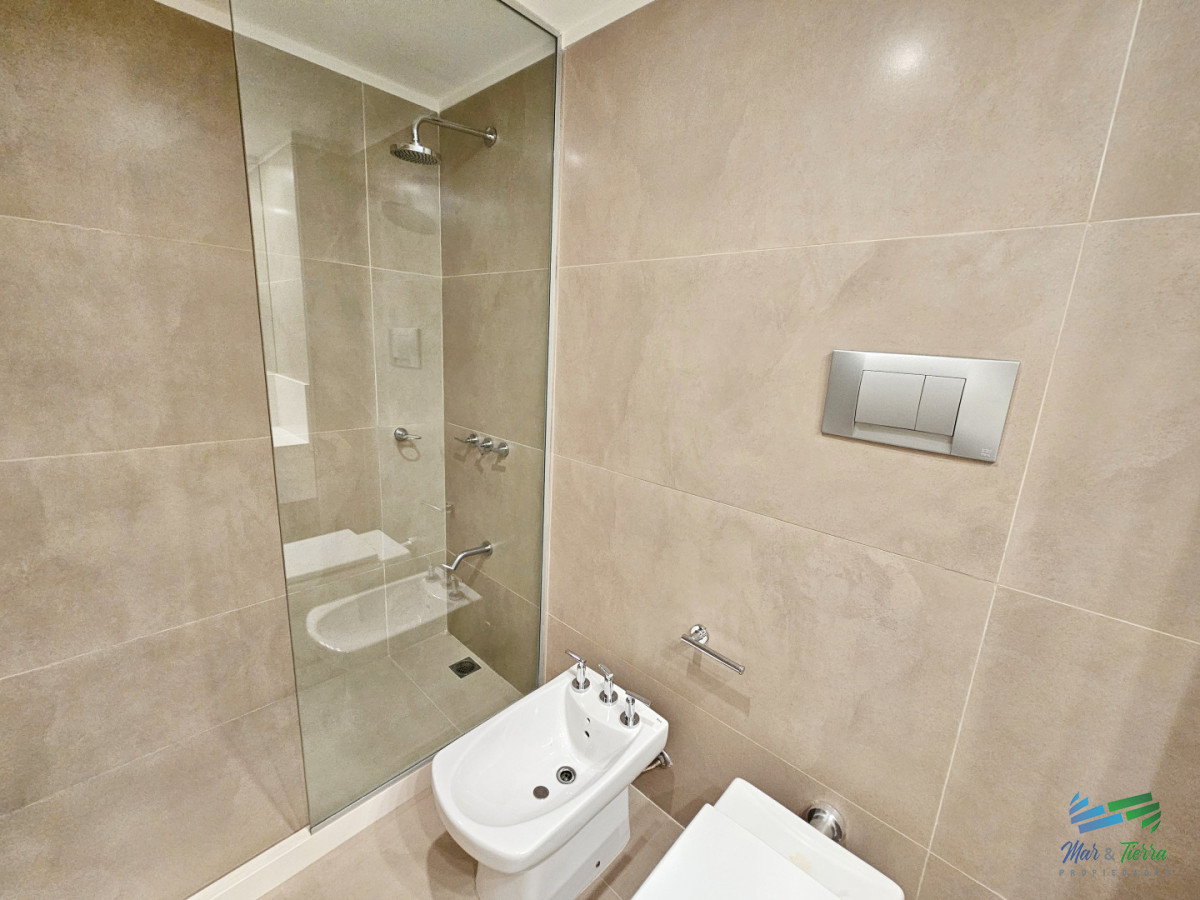 Apartamento ID.5677 - Alquiler anual apartamento penthouse frente al mar 3 dormitorios, Playa Mansa, Pinares, Punta del Este.