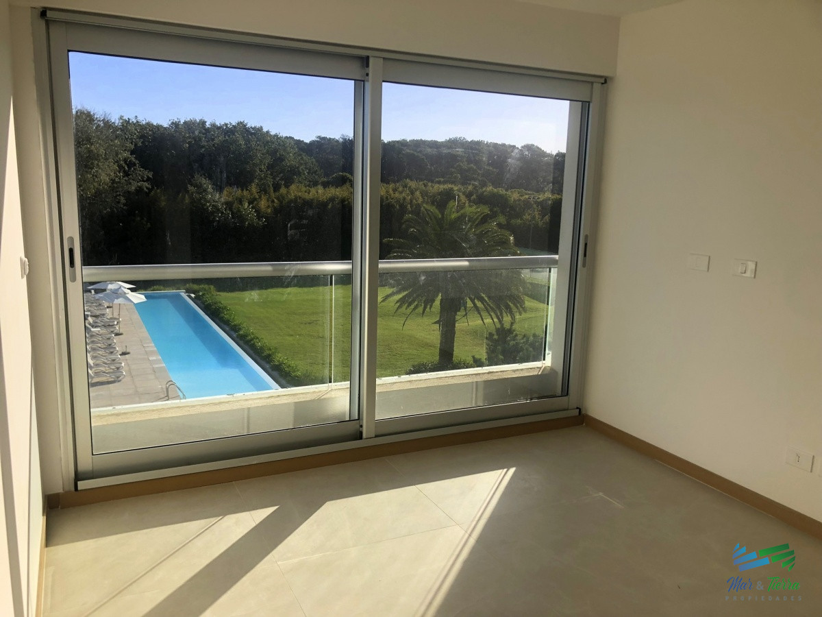 Apartamento ID.4305 - Venta de apartamento pent house de 3 suites mas servicio con baño y terraza primera linra en playa brava