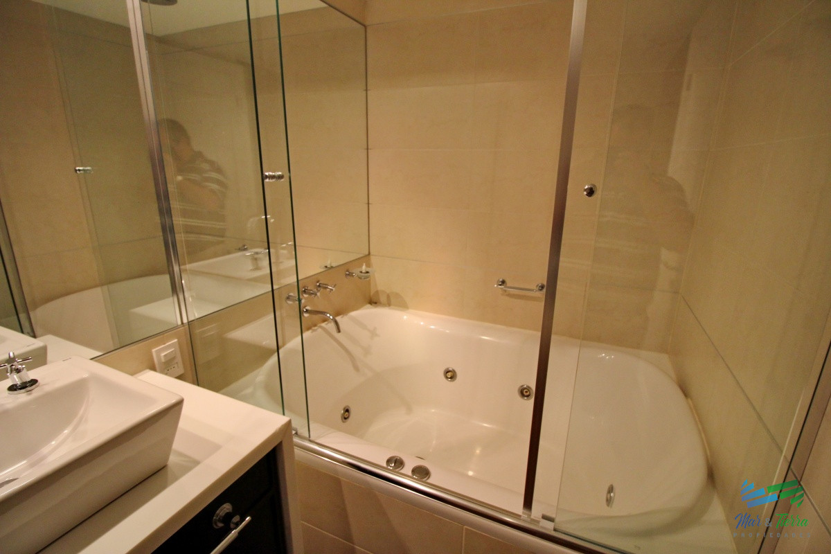 Apartamento ID.2338 - Apartamento de 3 dormitorios, primera linea frente al mar, en alquiler y venta, Punta del Este