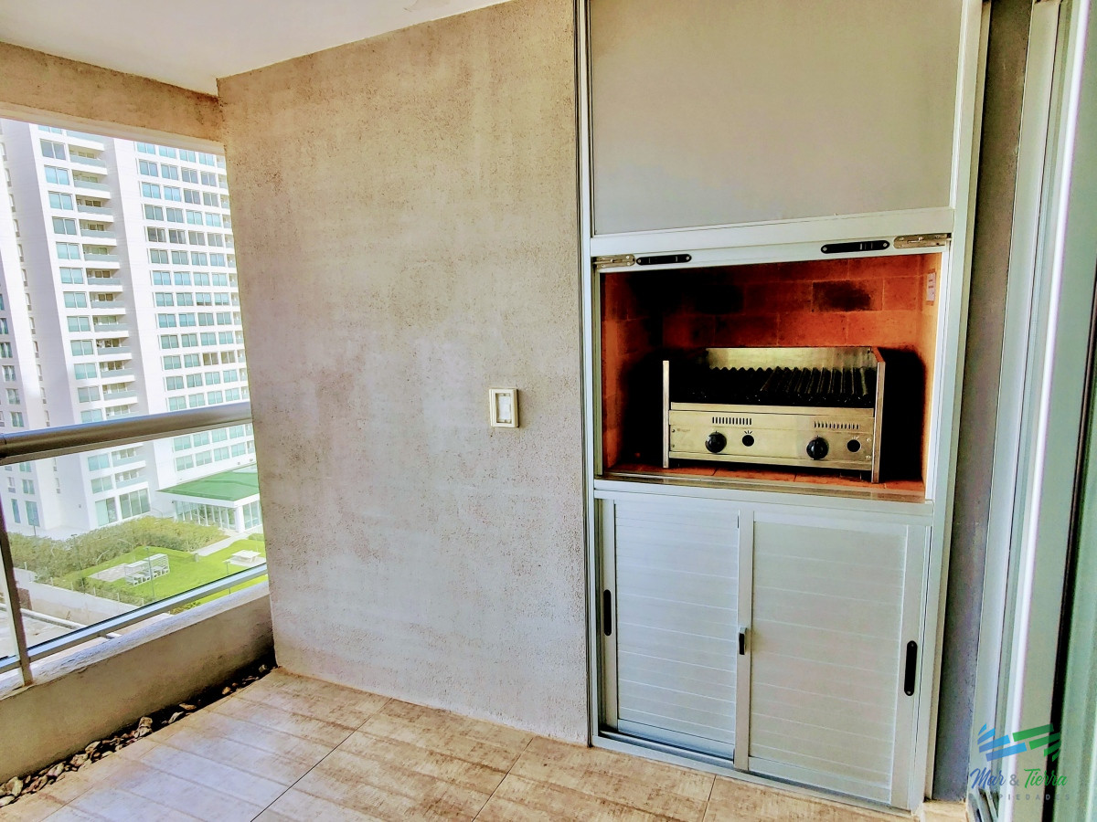 Apartamento ID.3879 - Venta apartamento de 3 dormitorios y servicio con baño 2da línea playa Brava Punta del Este 