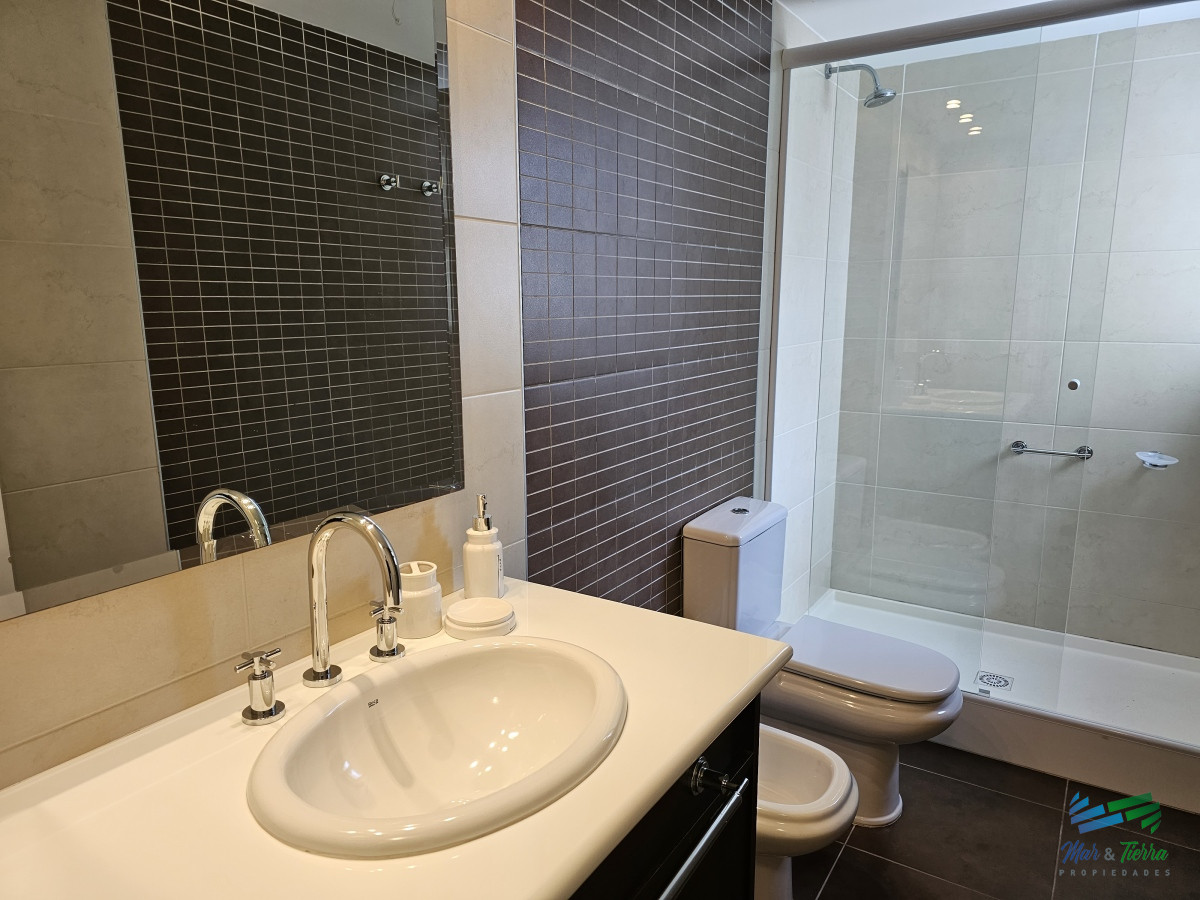 Apartamento ID.4433 - Alquiler apartamento Torre Imperiale de 4 dormitorios frente al mar, excelente vista y servicios, playa Brava, Punta del Este.