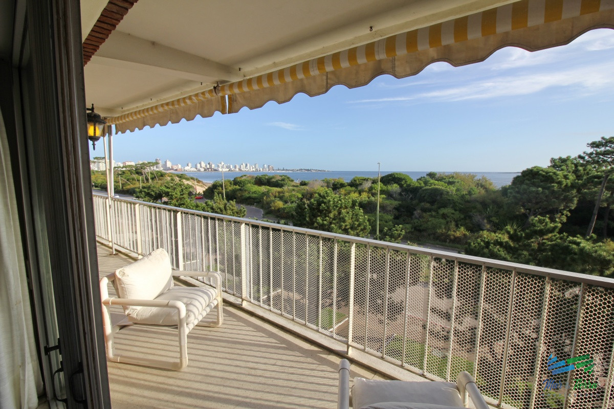 Apartamento ID.2502 - En venta apartamento 3 dormitorios en primera linea sobre Playa Mansa, Punta del Este.