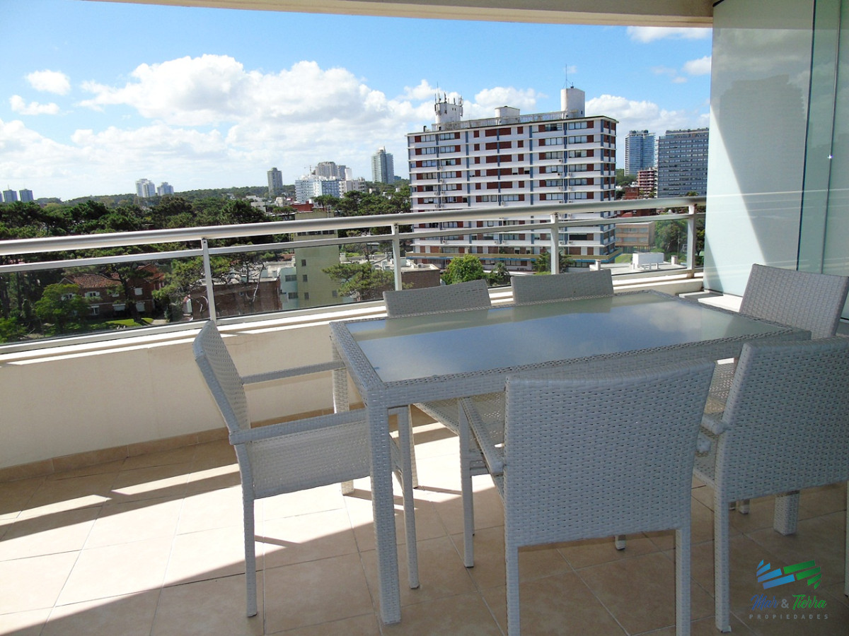 Apartamento ID.2435 - A metros del mar, en una de las zonas de mas categoría. Apartamento en piso alto con vista al mar.OPORTUNIDAD