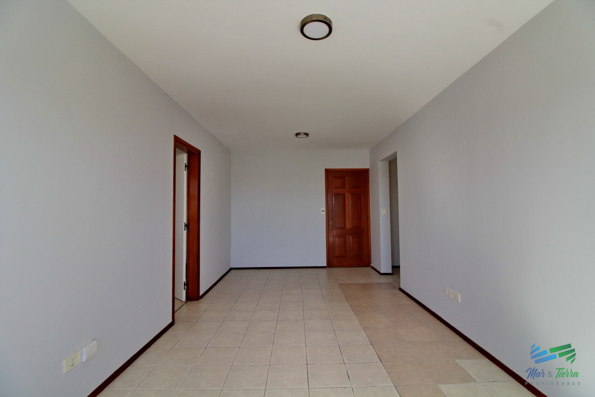 Apartamento ID.2664 - OPORTUNIDAD!!! Vendo apartamento 2 dormitorios en centro de Maldonado, piso alto con balcón.