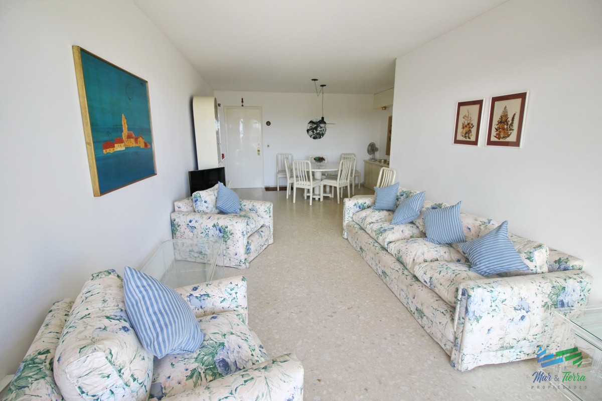 Apartamento ID.2502 - En venta apartamento 3 dormitorios en primera linea sobre Playa Mansa, Punta del Este.