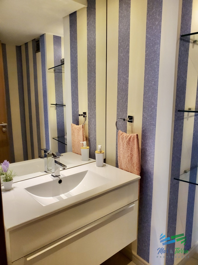 Apartamento ID.3879 - Venta apartamento de 3 dormitorios y servicio con baño 2da línea playa Brava Punta del Este 