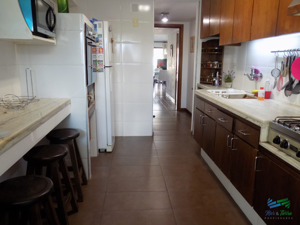 Apartamento ID.2190 - Vendo apartamento 3 dormitorios frente a playa mansa, Punta del Este.