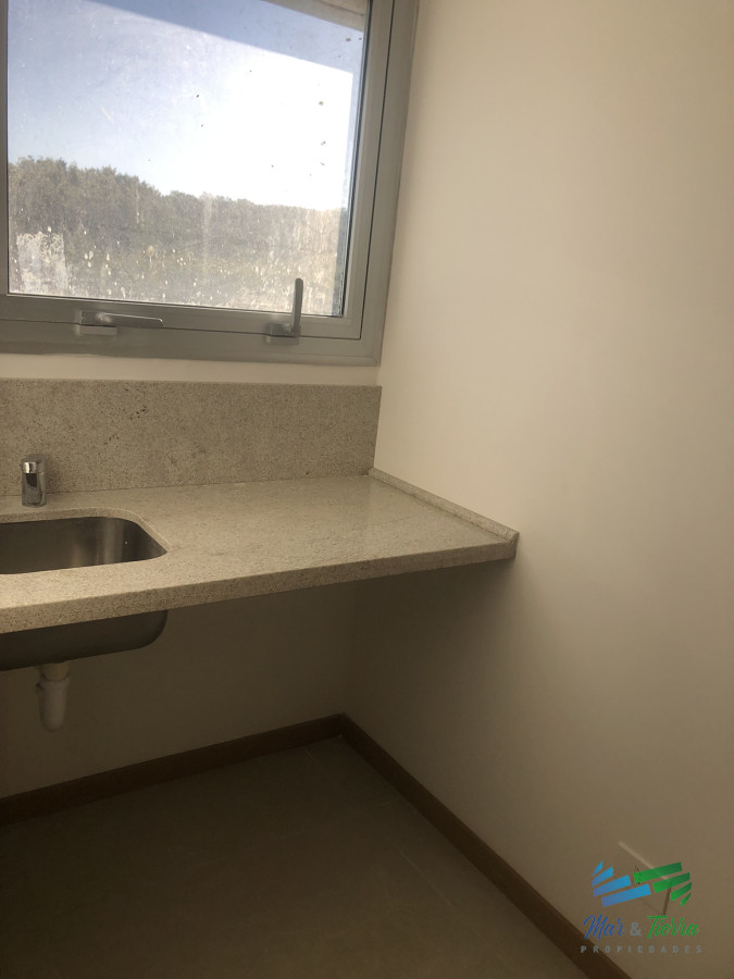 Apartamento ID.4305 - Venta de apartamento pent house de 3 suites mas servicio con baño y terraza primera linra en playa brava