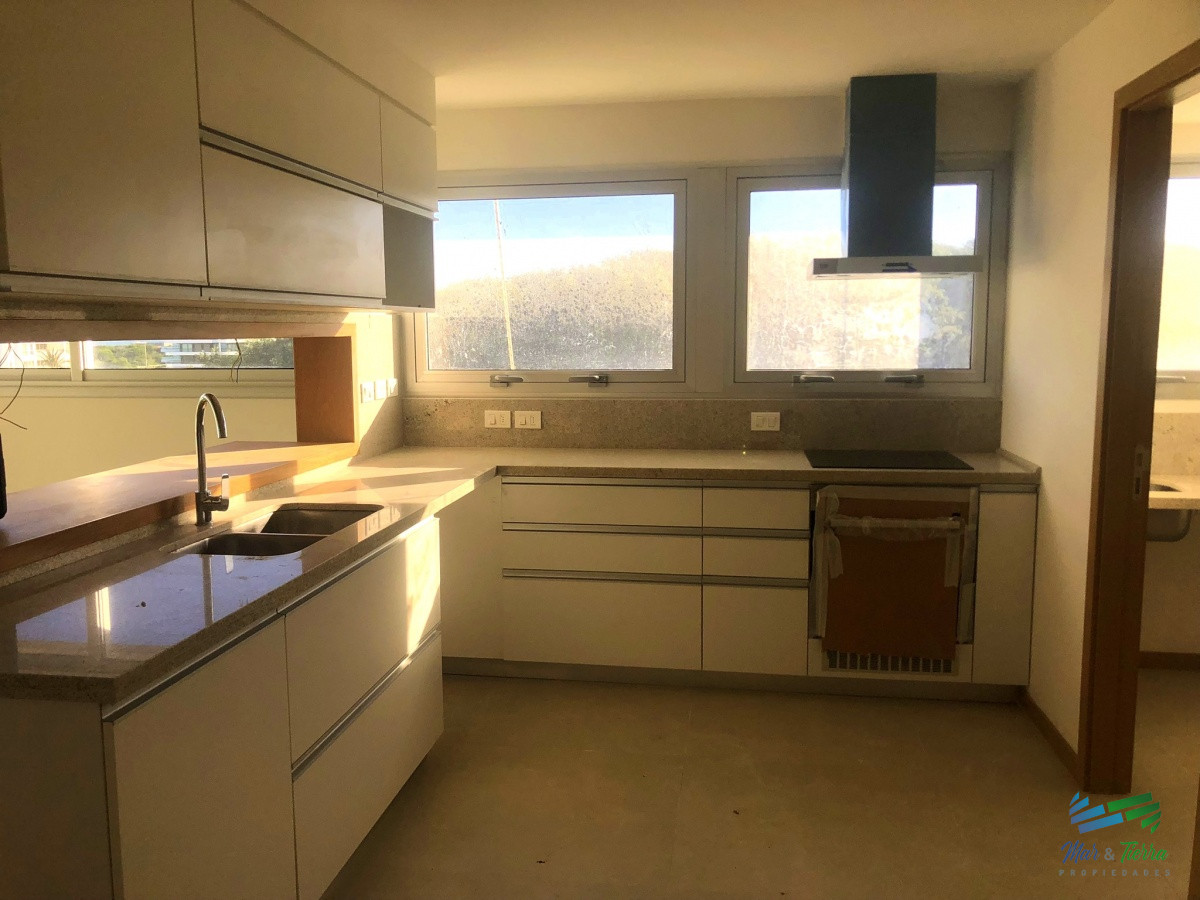 Apartamento ID.4305 - Venta de apartamento pent house de 3 suites mas servicio con baño y terraza primera linra en playa brava