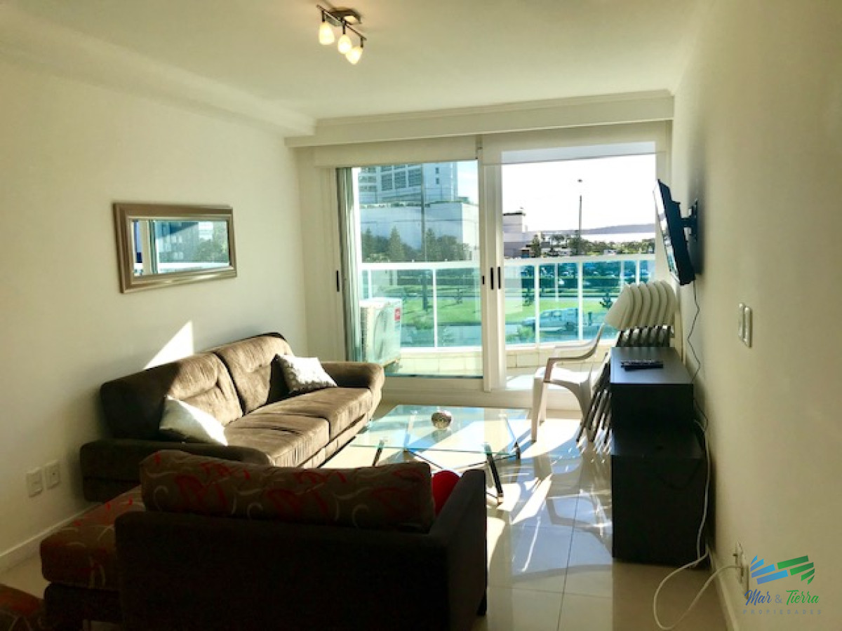 Apartamento ID.209 - Apartamento en Alquiler a una cuadra del mar (Playa Mansa)  en torre nueva, con todos y excelentes servicios .