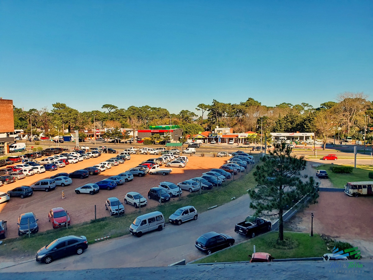 Apartamento ID.3372 - Vendo apartamento de 2 dormitorios, en edificio con servicios. Roosevelt, Punta del Este.