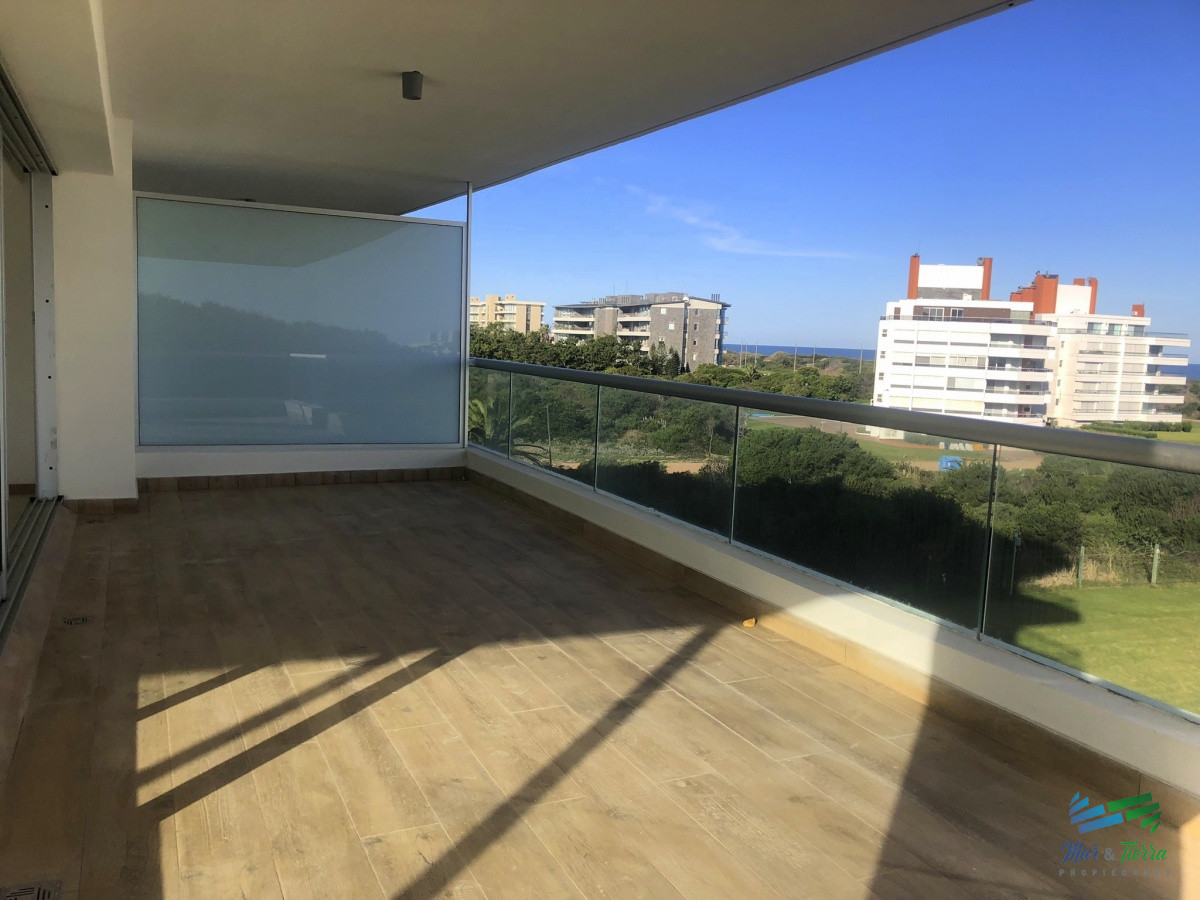 Apartamento ID.4305 - Venta de apartamento pent house de 3 suites mas servicio con baño y terraza primera linra en playa brava