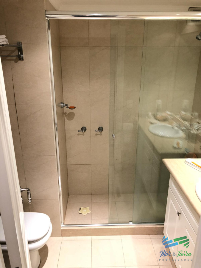 Apartamento ID.2251 - En venta.. excelente oportunidad , edificio con servicios, a pasitos del mar.