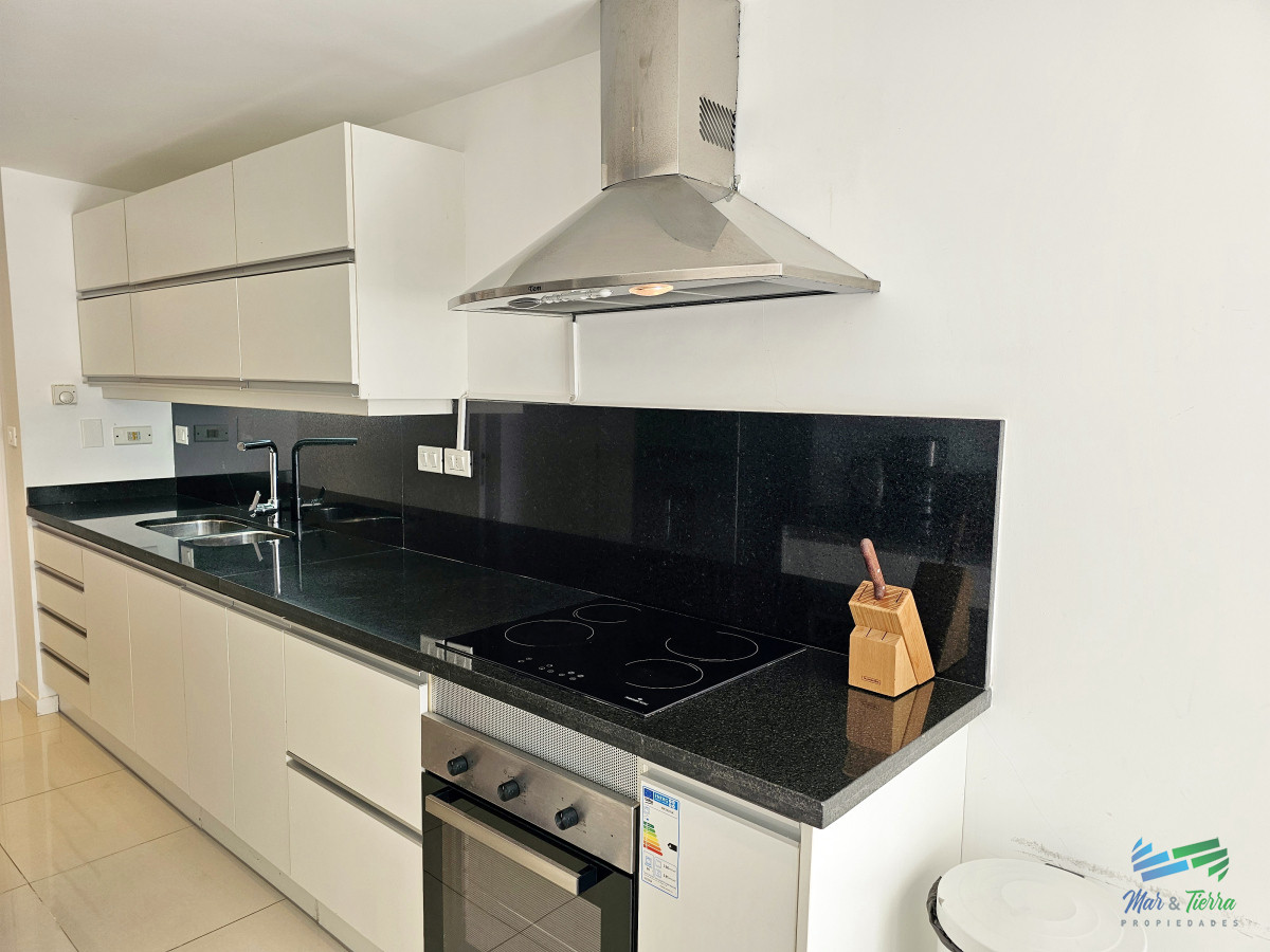 Apartamento ID.4944 - Venta de apartamento en primera línea sobre playa mansa de 3 suites más dependencia de servicio con baño en playa mansa Punta del este 