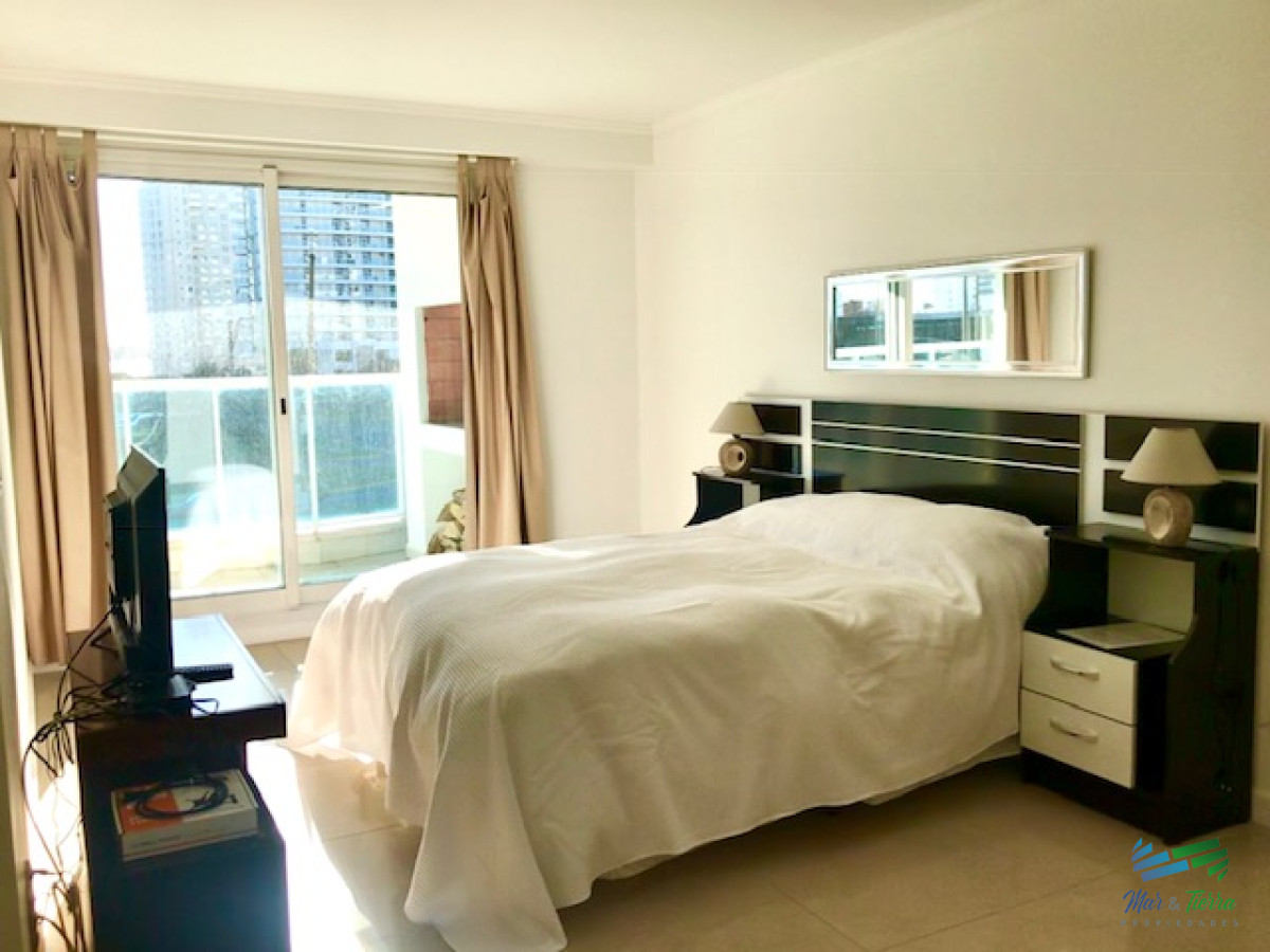 Apartamento ID.209 - Apartamento en Alquiler a una cuadra del mar (Playa Mansa)  en torre nueva, con todos y excelentes servicios .