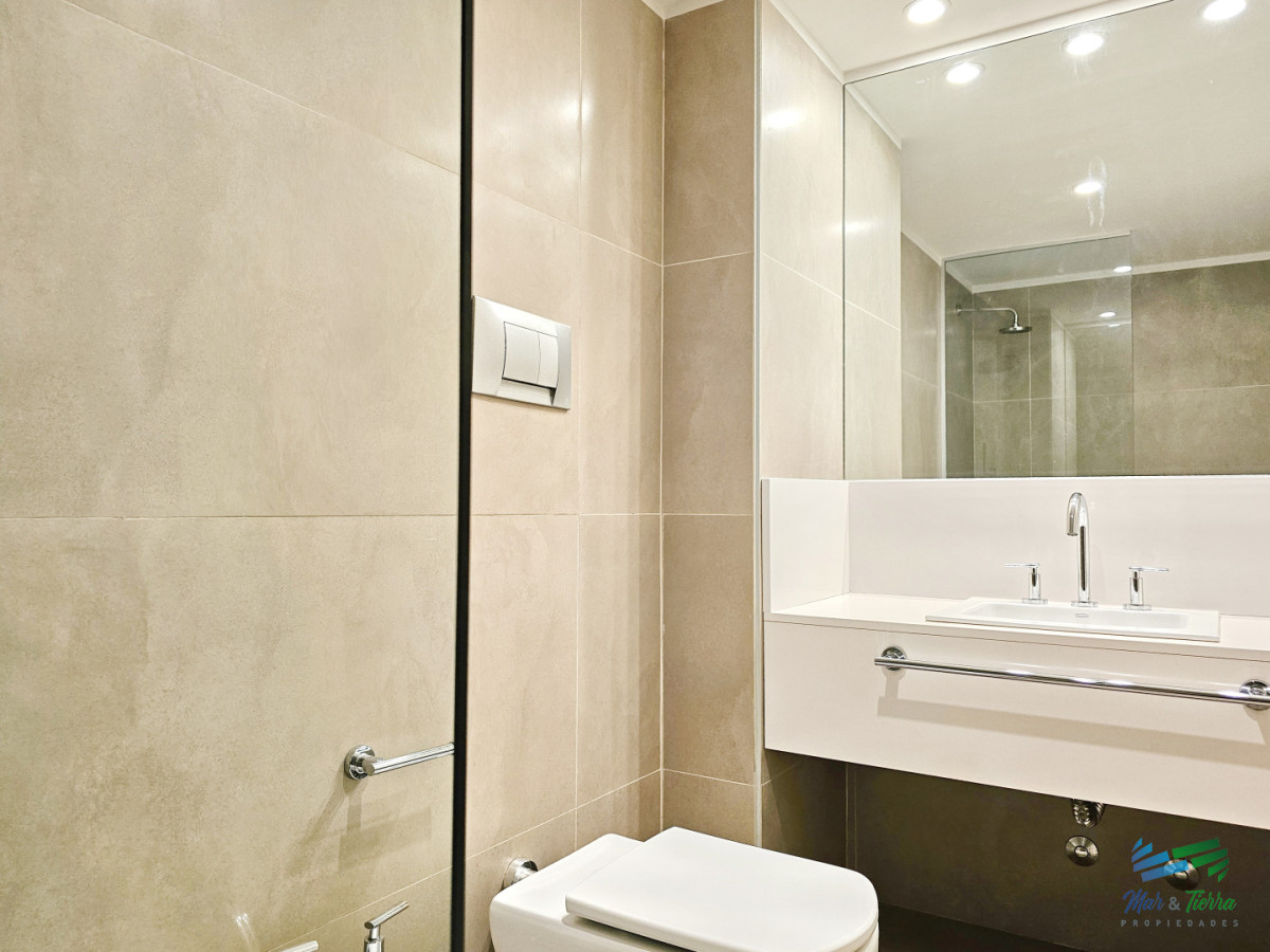 Apartamento ID.5677 - Alquiler anual apartamento penthouse frente al mar 3 dormitorios, Playa Mansa, Pinares, Punta del Este.
