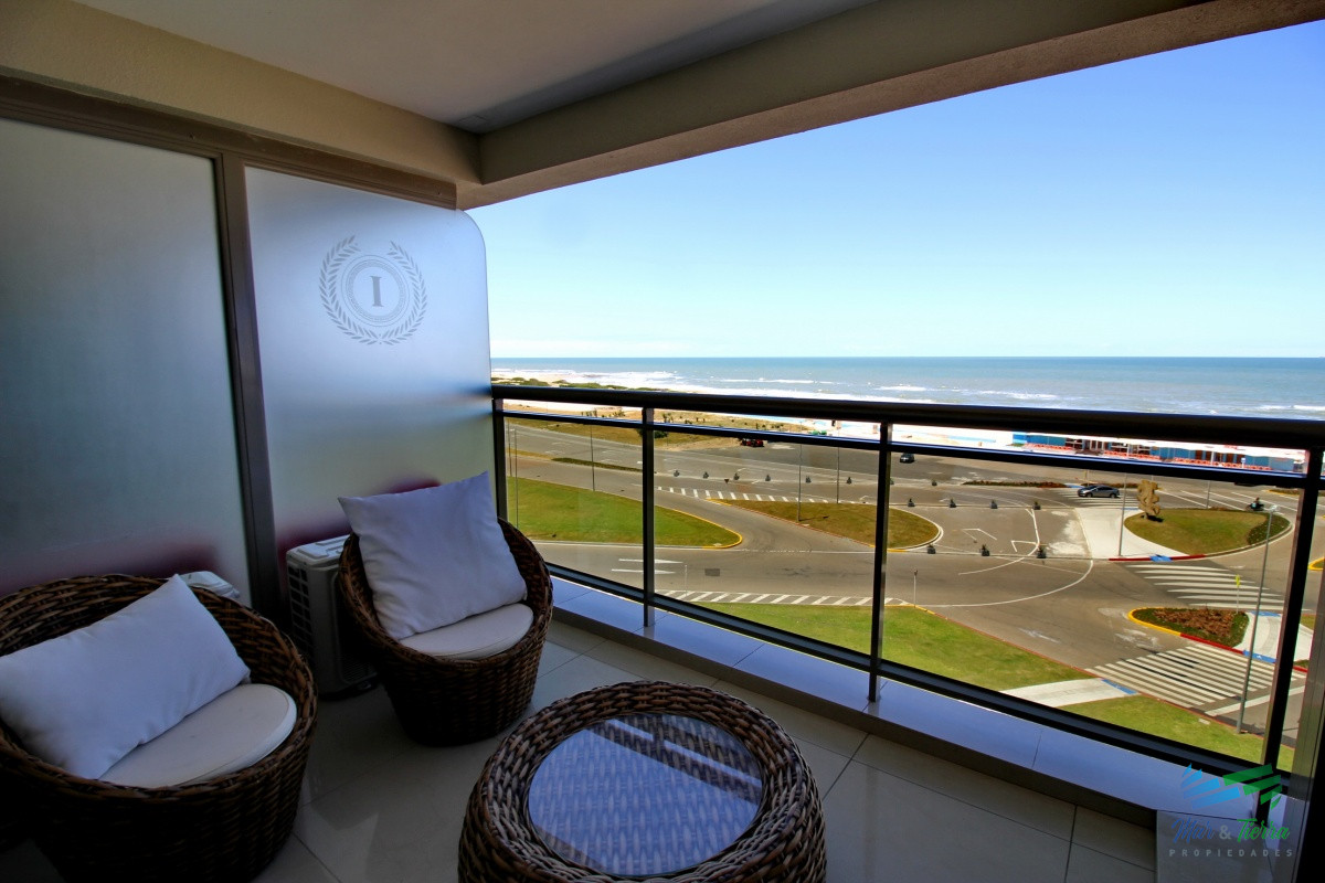 Apartamento ID.2338 - Apartamento de 3 dormitorios, primera linea frente al mar, en alquiler y venta, Punta del Este