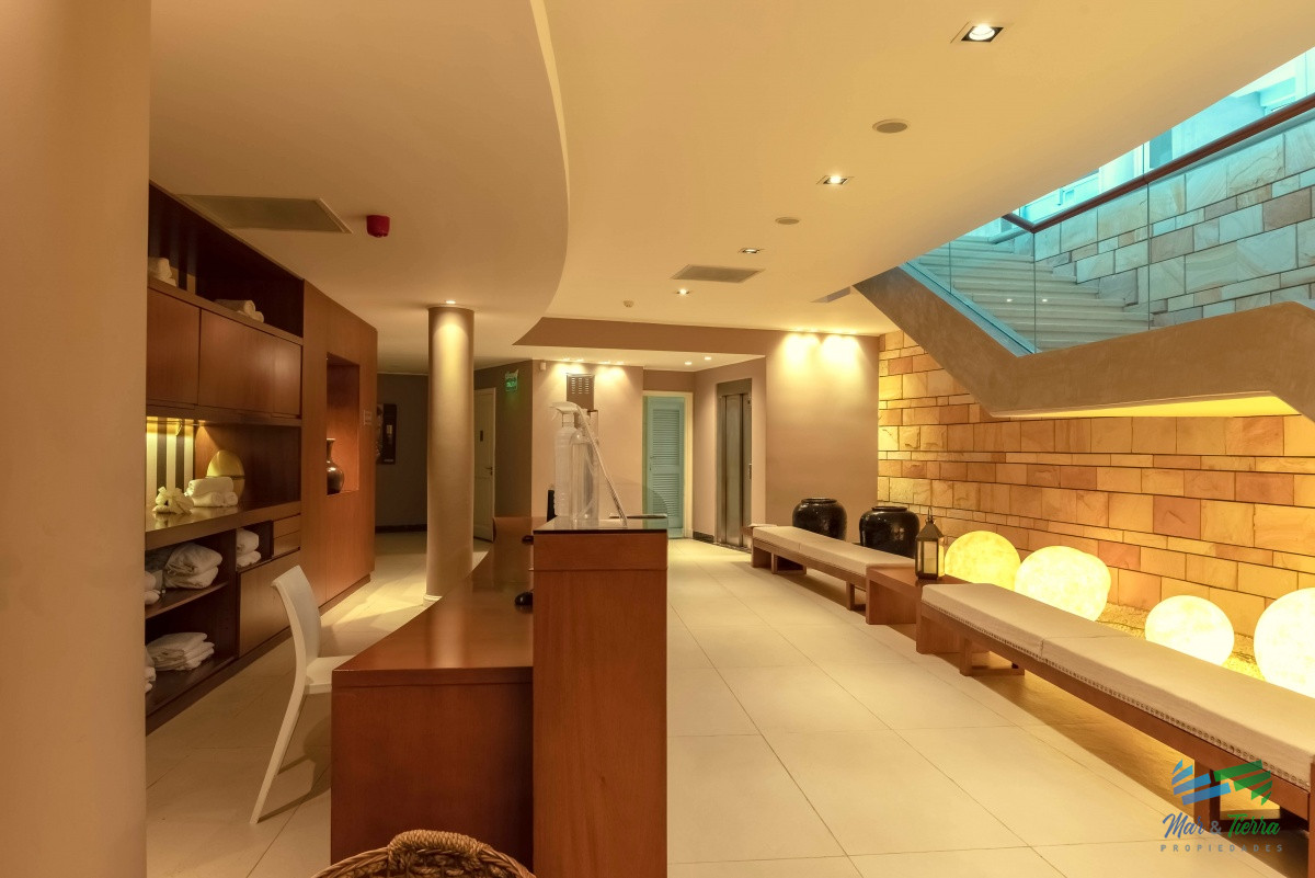 Apartamento ID.3945 - VENTA de Pent Huse sobre playa Mansa de 4 suites con todos los servicios