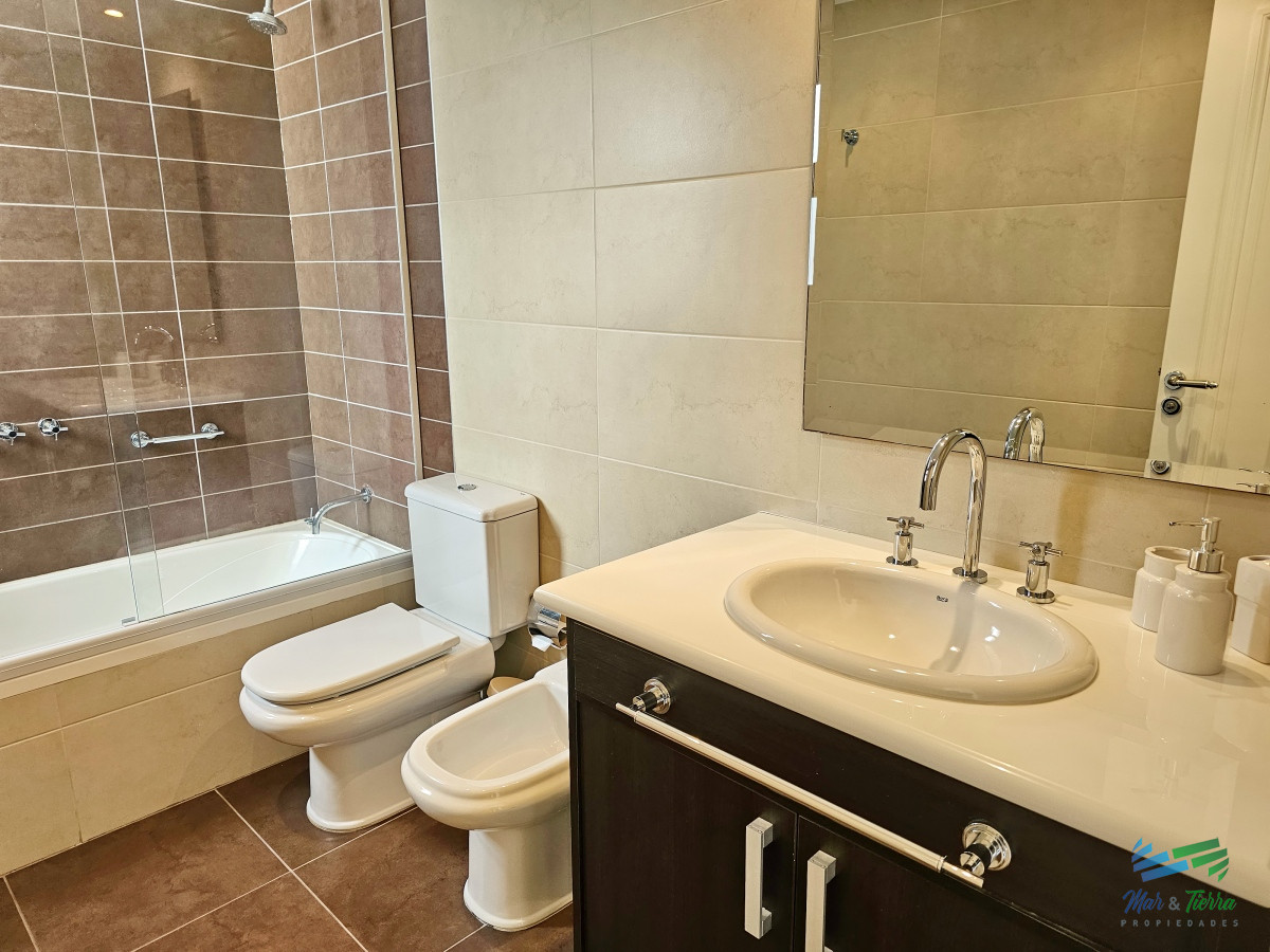 Apartamento ID.4433 - Alquiler apartamento Torre Imperiale de 4 dormitorios frente al mar, excelente vista y servicios, playa Brava, Punta del Este.