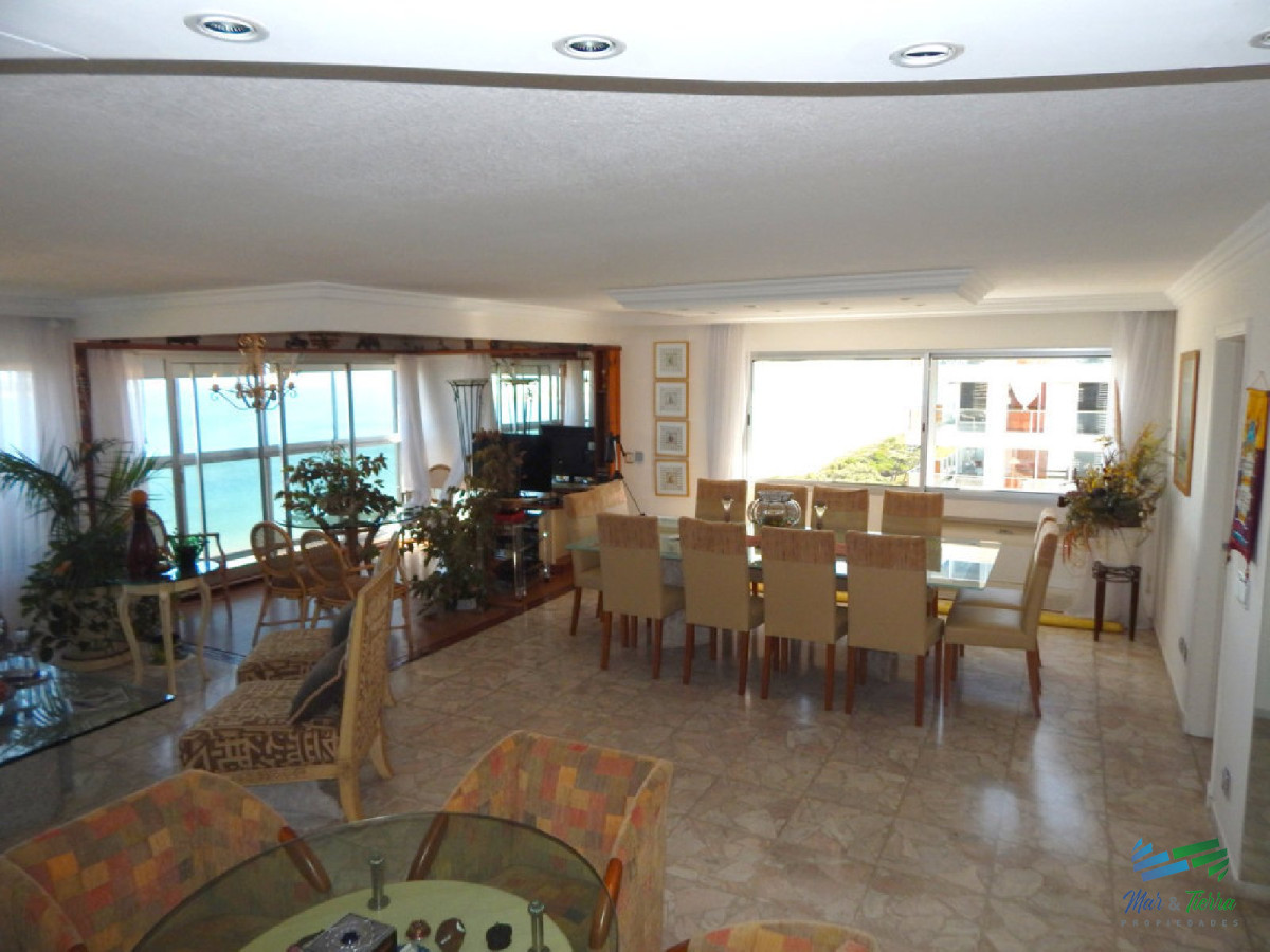 Apartamento ID.2110 - Espectacular planta, reciclada con materiales de primera calidad!!! cuenta 180 m2.
