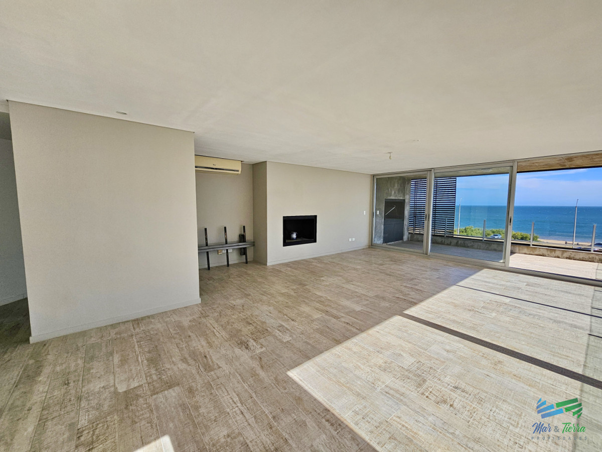 Apartamento ID.5677 - Alquiler anual apartamento penthouse frente al mar 3 dormitorios, Playa Mansa, Pinares, Punta del Este.