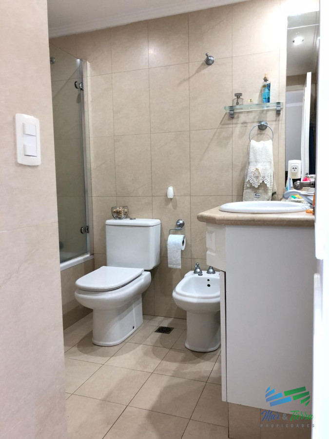Apartamento ID.2251 - En venta.. excelente oportunidad , edificio con servicios, a pasitos del mar.